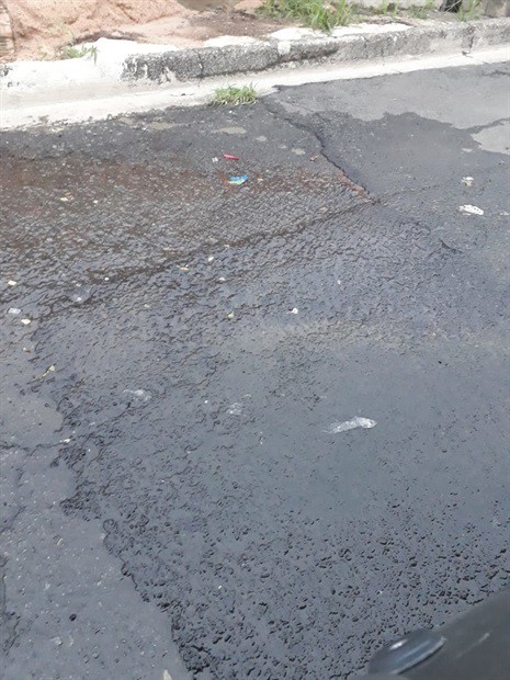 Rua Albert Einstein antes do conserto de vazamento de água