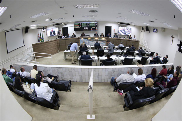 Duas reuniões extraordinárias aconteceram na noite desta segunda-feira