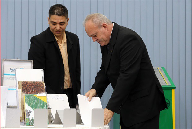 Gilmar Rotta deposita documentos na Cápsula do Tempo