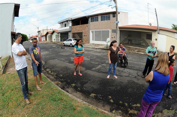 Munícipes querem limpeza do local, instalação de iluminação e calçada