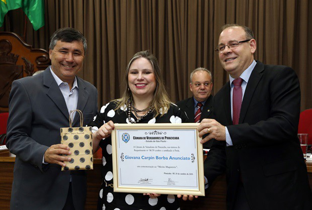 Câmara reverencia 18 educadores com o título Mérito do Magistério