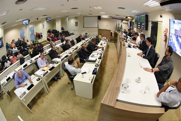 Os trabalhos dos vereadores podem ser acompanhados a partir das 19h30 pela TV Câmara, nos canais 8 da Net, 9 da Vivo Fibra e 60.4 em sinal digital.