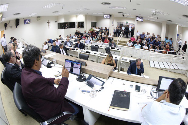 Votações aconteceram na noite desta segunda-feira