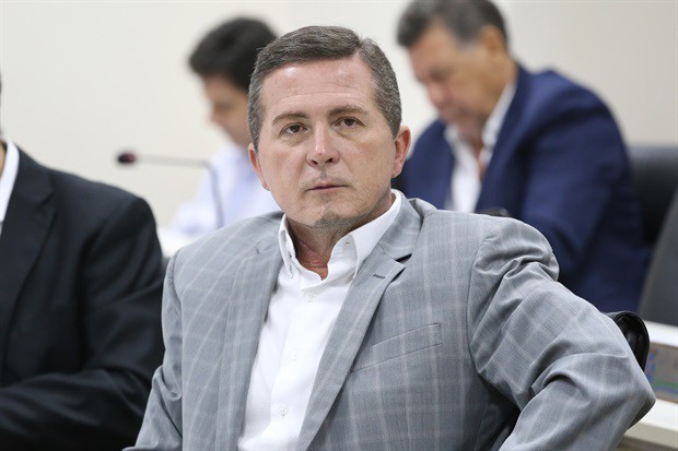 Ele quer saber quantas são as unidades e qual é o número de alunos atendidos em cada uma delas