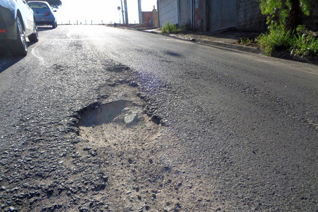 Asfalto em via estava deteriorado, como comprovou Kawai