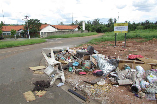 Moradores reivindicam limpeza de área no bairro Jardim Oriente