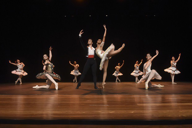 Monike Cristina é reverenciada em noite de gala no Teatro Losso Netto