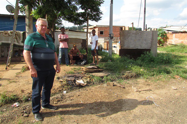 Moradores do Bosques do Lenheiro são atendidos na contenção de esgoto