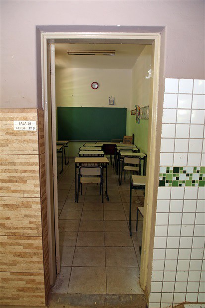 Foto mostra como ficaram as salas de aula com o novo piso