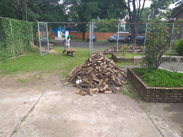 Foto mostra o trabalho de funcionários na troca dos pisos