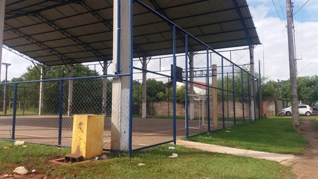 Quadra poliesportiva depois da manutenção e reforma