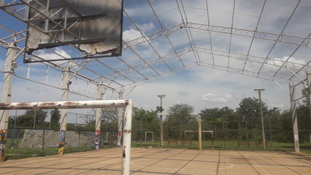 Quadra poliesportiva antes da reforma