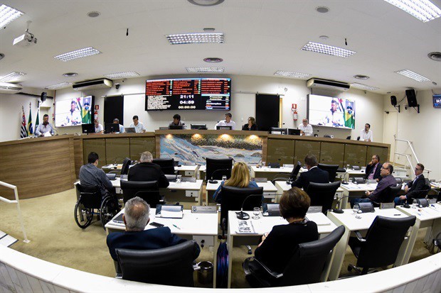 Trabalhos legislativos têm início às 19h30