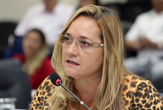 Ela pergunta se município teve ou tem que empenhar do seu orçamento pessoal para efetuar os reparos no asfalto