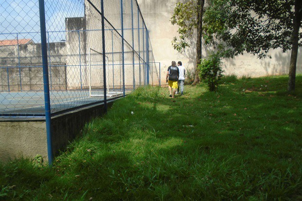 Moradores conquistam reforma do campo de futebol no bairro Caxambú