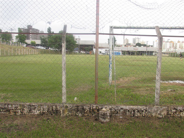 Moradores conquistam reforma do campo de futebol no bairro Caxambú