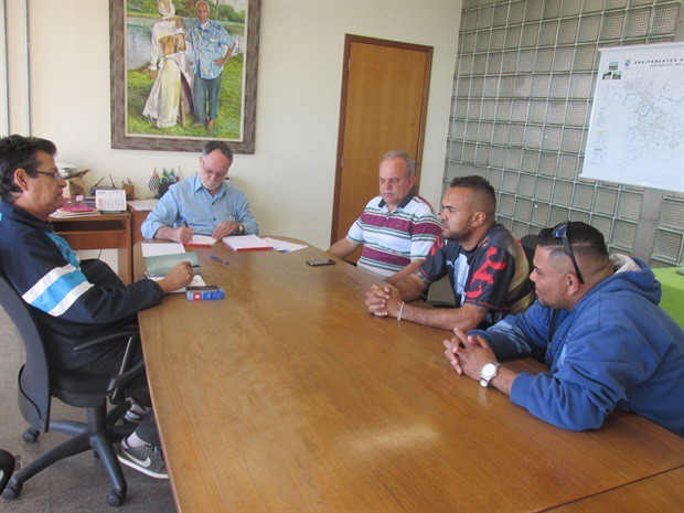 Moradores conquistam reforma do campo de futebol no bairro Caxambú