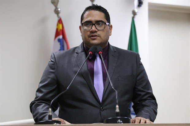 “Eu sou o primeiro da minha família a ter um curso de direito, sabe através de que? da educação”, comentou o conselheiro.