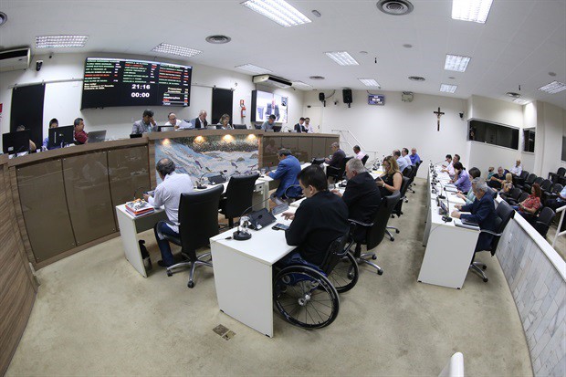 A transmissão dos trabalhos em plenário pode ser acompanhada a partir das 19h30 pela TV Câmara