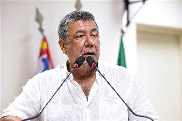 Lair Braga ocupou a tribuna durante reunião extraordinária nesta quinta-feira