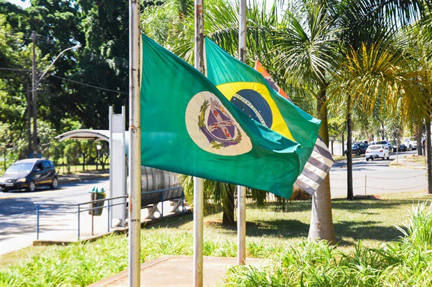 Ato simbólico aconteceu ao meio-dia desta segunda-feira, em frente ao Centro Cívico