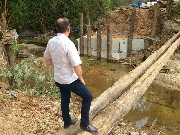 O vereador Marcos Abdala (REP) está acompanhando as obras de reconstrução da ponte