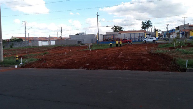 Gilmar Rotta fiscaliza abertura de canteiro central no Serra Verde