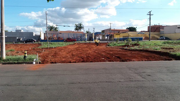 Gilmar Rotta fiscaliza abertura de canteiro central no Serra Verde