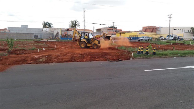 Gilmar Rotta fiscaliza abertura de canteiro central no Serra Verde
