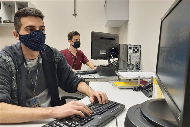 Os servidores Douglas Miranda e Alexandre Landgraf atuam na Câmara desde dezembro