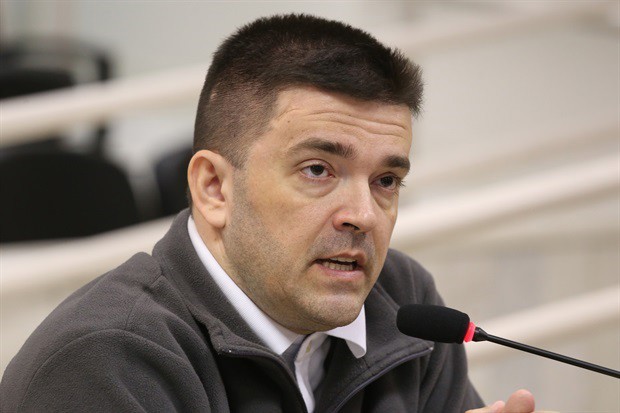 André Bandeira cobra da Prefeitura o recapeamento asfáltico da via