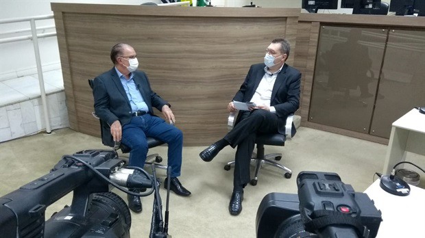 O primeiro bloco conta com a participação do cirurgião dentista, Cláudio Zambello, que entre outros assuntos destacou o trabalho da cooperativa Uniodonto (fotos: Emerson Pigosso / TV Câmara)