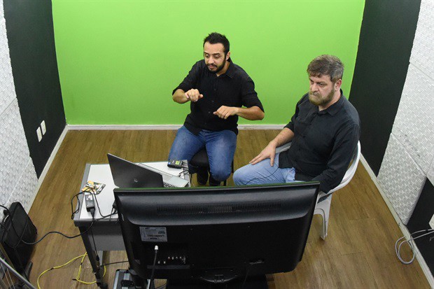 Intérpretes de Libras da Câmara levaram as informações ao público