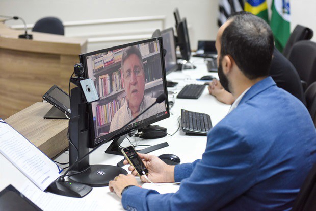 Evento transmitido pela TV Câmara teve a participação remota de professor e publicitário