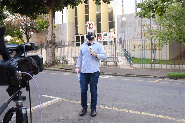 Repórter Fábio Alvarez participa de link em frente ao Fórum
