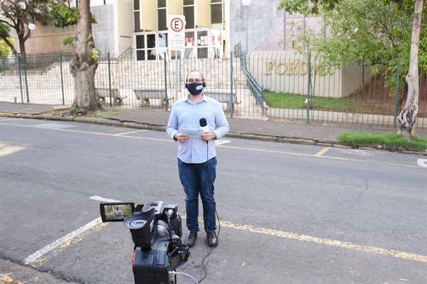 Repórter Fábio Alvarez participa de link em frente ao Fórum