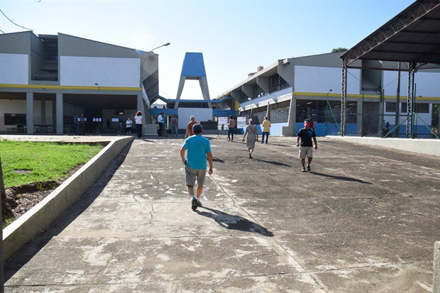 Movimento na Escola Estadual Professor José de Mello Moraes nas primeiras horas de votação