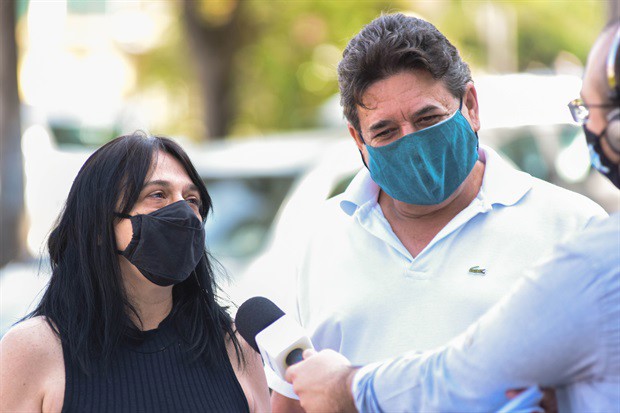 O casal Wanclemiriam Gandelini e Arnaldo Luis Gandelini relataram a expectativa de votar, e depois relataram a experiência do voto, na escola Mello Moraes