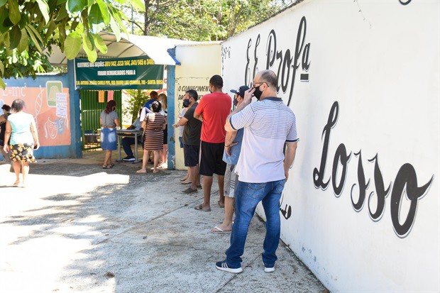 Movimento em frente à Escola Estadual Avelina Palma Losso nas primeiras horas de votação
