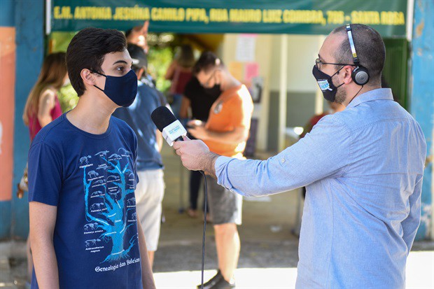 O repórter Fábio Alvarez entrevista Leandro Lavandosque, que votará pela primeira vez