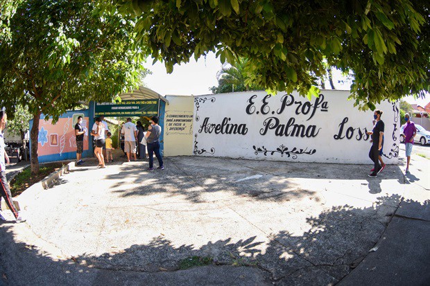 Movimento em frente à Escola Estadual Avelina Palma Losso nas primeiras horas de votação