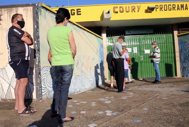 Fila na Escola Estadual Drº Jorge Coury antes da abertura dos portões