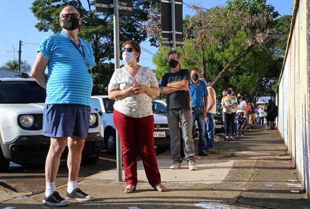No horário preferencial para idosos, fila na Escola Estadual Drº Jorge Coury antes da abertura dos portões para votação