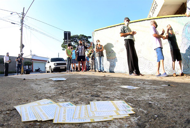 Fila na Escola Estadual Drº Jorge Coury antes da abertura dos portões
