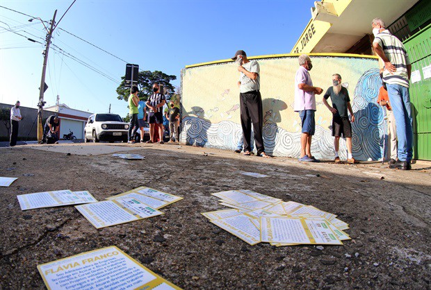 Fila na Escola Estadual Drº Jorge Coury antes da abertura dos portões