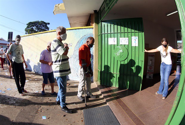 Abertura dos portões na Escola Estadual Drº Jorge Coury