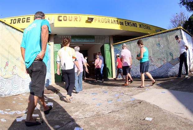Abertura dos portões na Escola Estadual Drº Jorge Coury