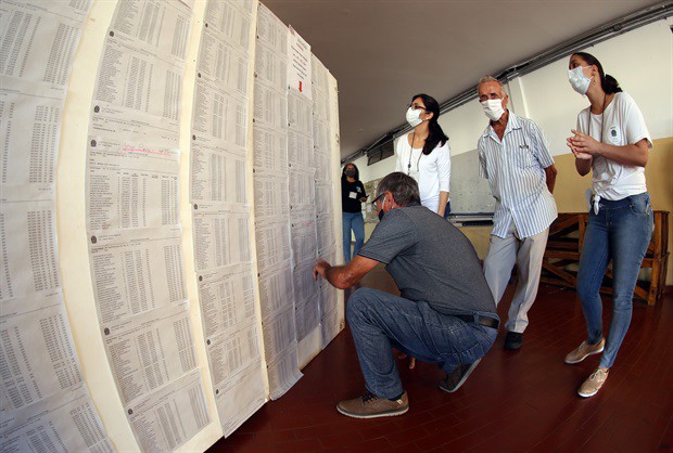 Eleitores procuram a seção na Escola Estadual Drº Jorge Coury
