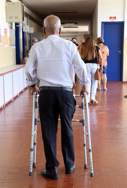 Movimentação na entrada da Escola Estadual Drº Jorge Coury
