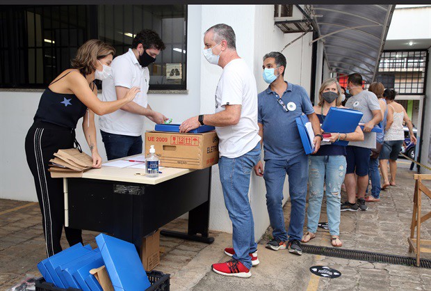Fila para entrega dos resultados das urnas para apuração